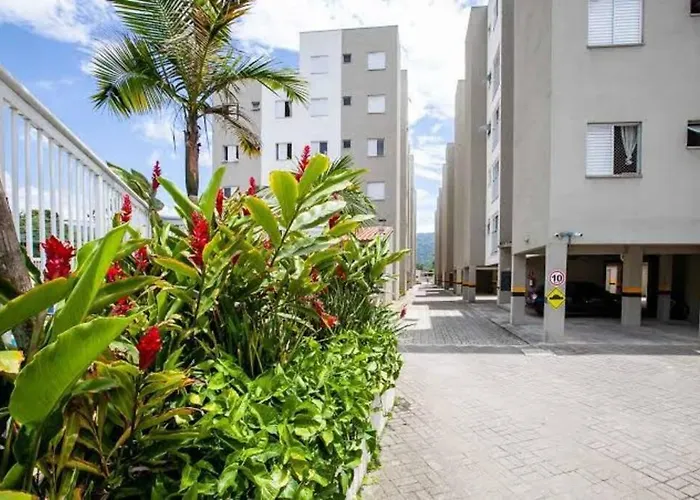 Apto em Ubatuba divisa com a Praia de Itagua e facil acesso as praias fica ao lado do Atacado Tenda da rodovia Rio Santos